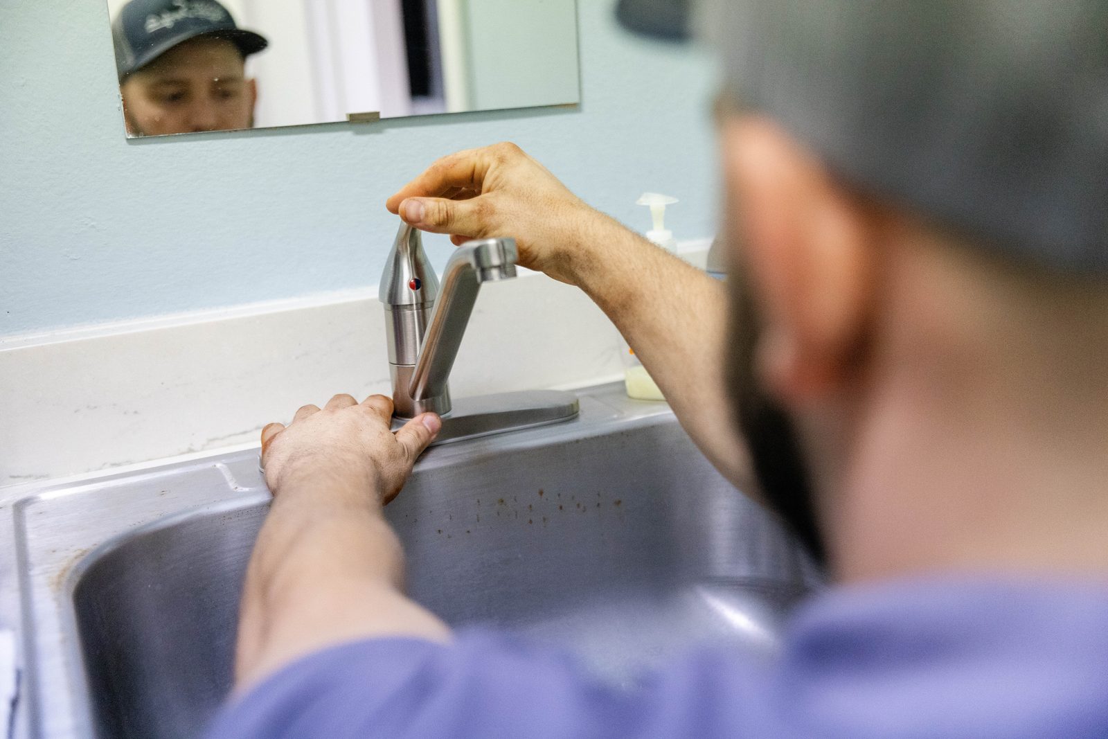 Tioga Plumbing technician replacing a kitchen faucet in a Hurst, TX home