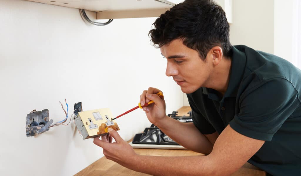 6 Reasons Why You Should Be Hiring a Professional Electrician | Electrician in Dallas, TX